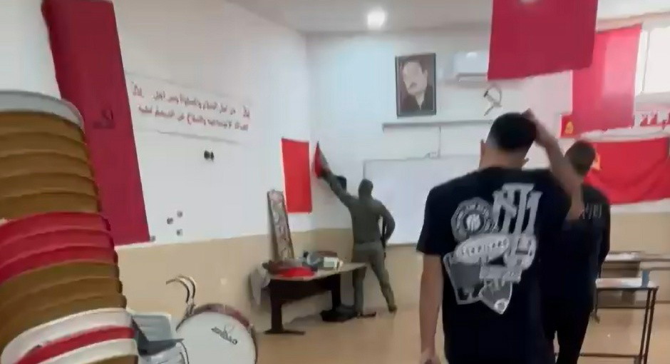 الشرطة تقتحم مقر الحزب الشيوعي في أم الفحم وتزيل أعلام فلسطين