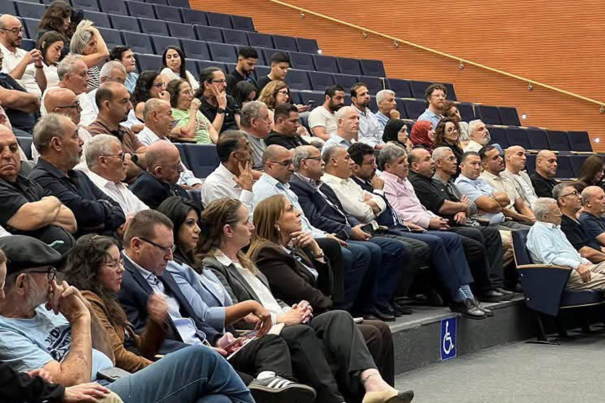 بلدية كفرقرع تحتضن مؤتمرًا طارئًا واسعًا لمواجهة التحريض والعنصرية ضد الأطباء والطواقم الطبية العربية