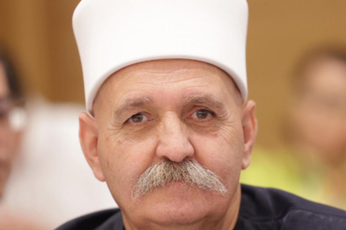 إلى ولدي الغالي، أبي ميّار، أدهم رافع حلبي، الأصيل الكريم، صاحب النفس العزيزة والمعدن الطيّب.