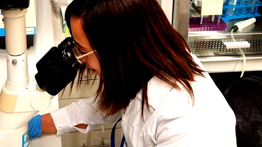 د. ياسمين طاطور من الرينة حاصلة على اللقب الثالث في العلوم الوراثية عاملة وأم لطفلة: طريق النجاح ليس مستحيلًا لكنه يستحق