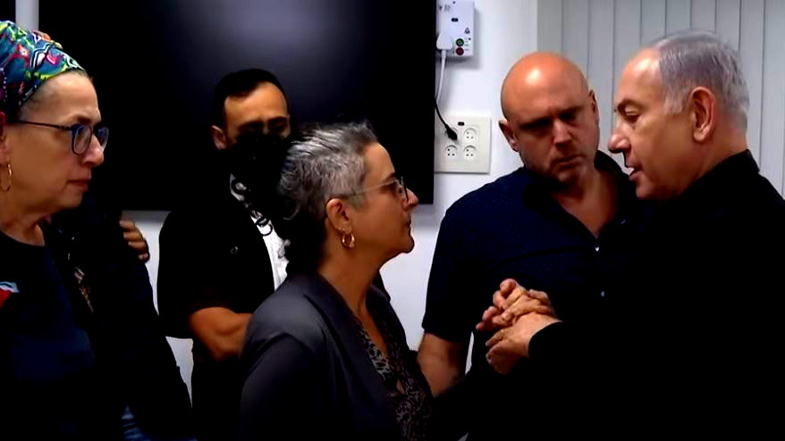 عائلات الأسرى الإسرائيليين يهددون بالإضراب عن الطعام 