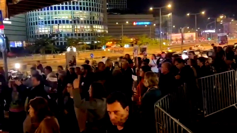 ردًا على حادثة الشجاعية.. عائلات الرهائن تحتج أمام مقر وزارة الأمن في تل أبيب وتطالب بصفقة تبادل فورية