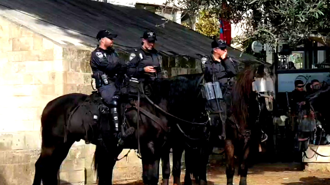 قوات الشرطة تداهم ساحة العين في الناصرة لمنع وقفة المتابعة 