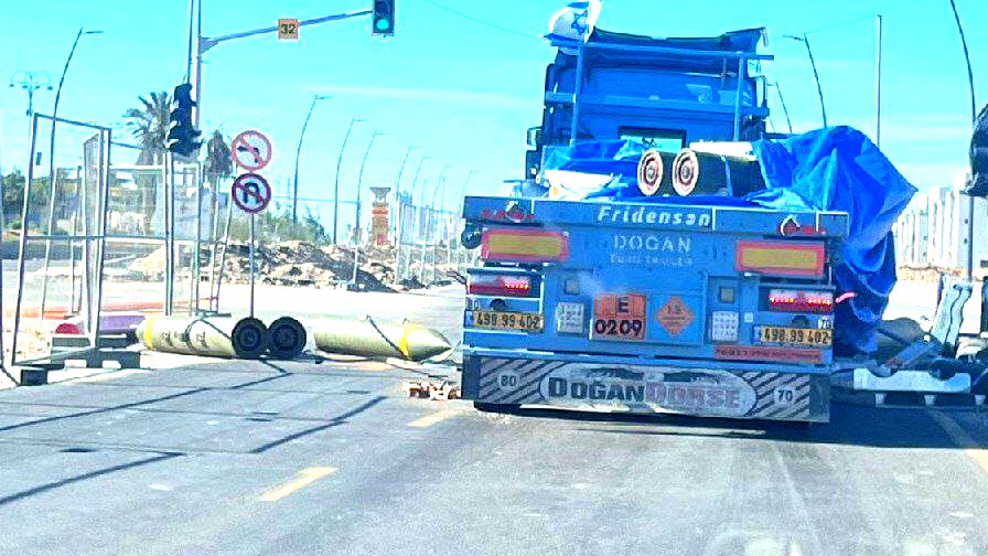 معجزة ربانية منعت كارثة.. قذائف تقع من شاحنة في مدخل بئر السبع 