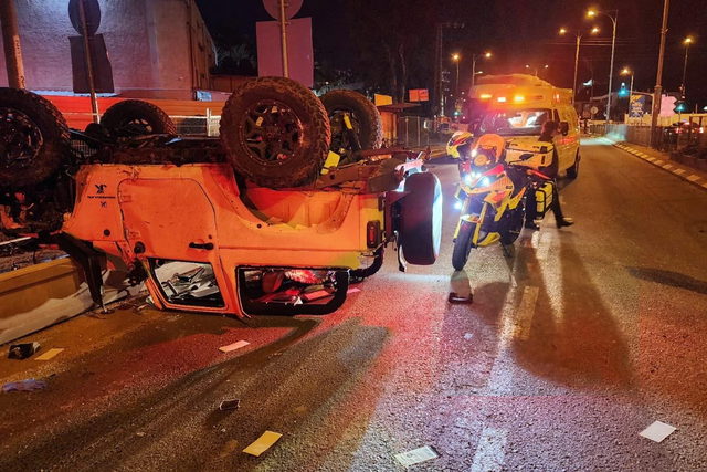 منطقة المركز: إصابة شاب (30 عامًا) بجروح خطيرة إثر انقلاب مركبة الليلة الماضية في بيتح تكفا