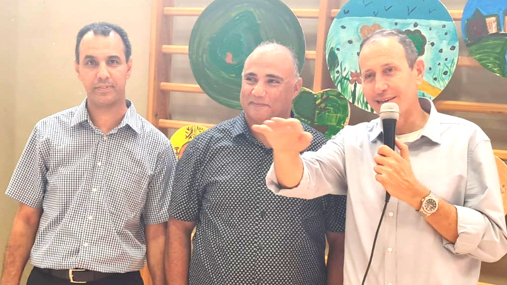 بلدية عكا تستنكر الاعتداء على مدير مدرسة الأمل المربي محمد صفدي بإحراق سيارته