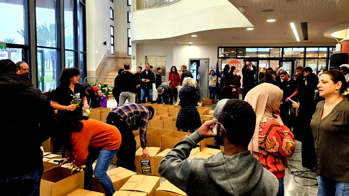 رهط: إعداد مئات الطرود الغذائية من أجل الأسر المتعففة في النقب