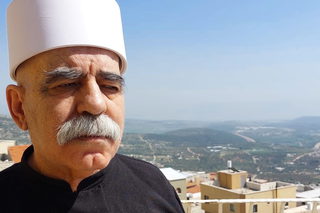 علَّمونا في المدارسِ
