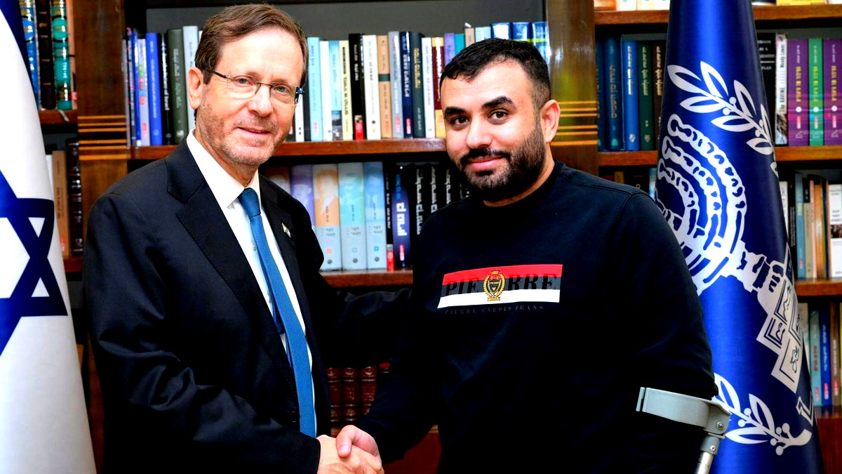 عرعرة النقب: رئيس الدولة يتسحاق هرتسوغ يلتقي الدكتور طارق أبو عرار الذي احتجزته حماس كرهينة