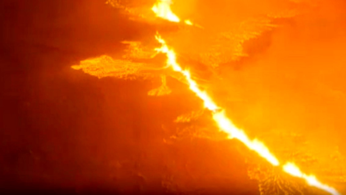 دخانٌ وحمّم بركانية- ثوران بركان في أيسلندا يُجبر العشرات من المدنيين على إخلاء منازلهم 