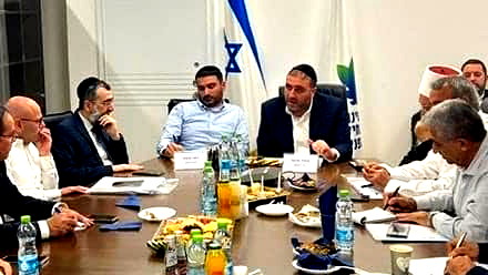 ضغوطات في الكنيست لتأجيل انتخابات السلطات المحلية | وزير الداخلية: لن ننجر وراء معايير حزبية والانتخابات ستجري في موعدها