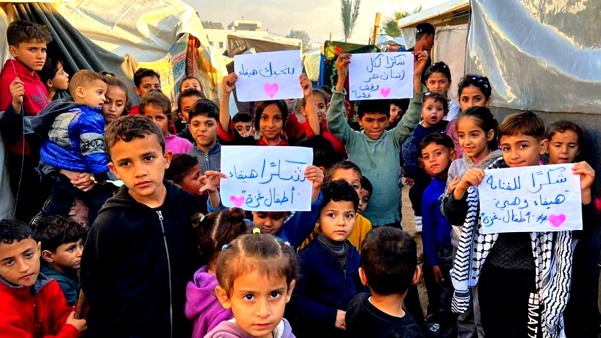 هيفاء وهبي ترسم الابتسامة على وجوه أطفال غزة