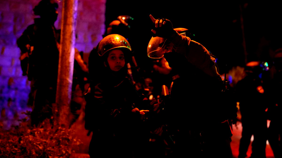 القدس: اعتقال أربعة فتيان (12 و14 عامًا) من شرقي المدينة بشبهة رشق الحجارة تجاه المركبات المارة