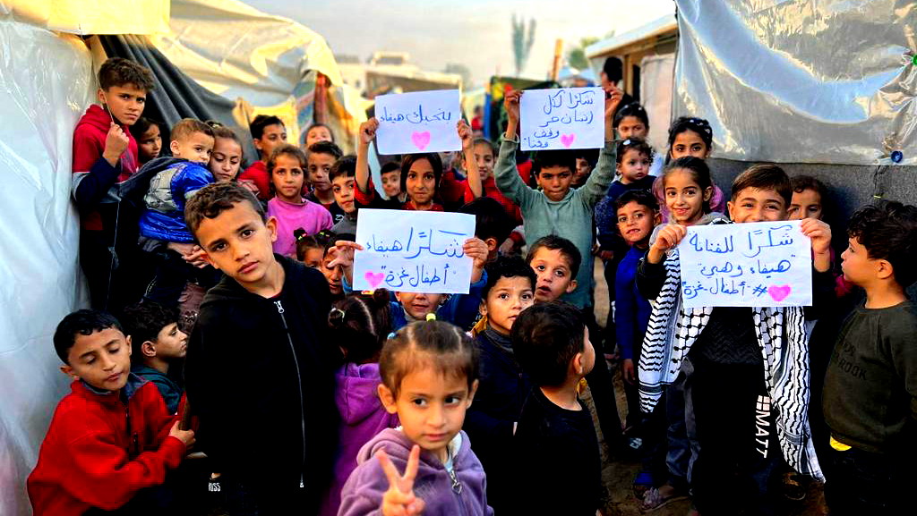 في لفتة إنسانية- هيفاء وهبي ترسم الابتسامة على وجوه أطفال غزة