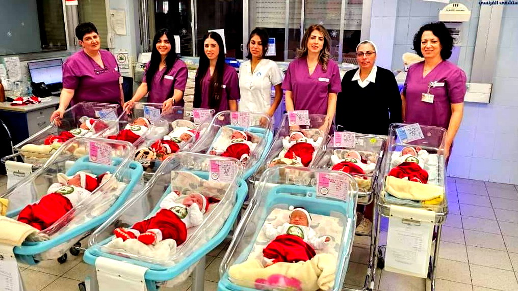 بأجواء ميلادية المستشفى الفرنسي بالناصرة يحتفل بالمواليد الجدد