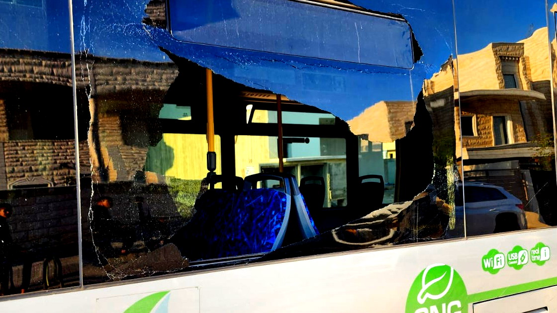 رهط: اعتقال أربعة فتية بشبهة التورط في رشق باصات البلدية بالحجارة