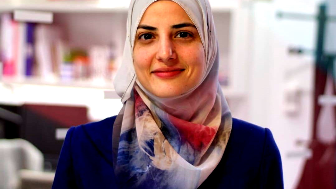 د. حنان أبو منهل مصاروة من أم الفحم إلى مانشستر لإكمال البوست دكتوراة بتكنولوجيا النانو: يصعب التقدم بالمجال دون دعم العائلة