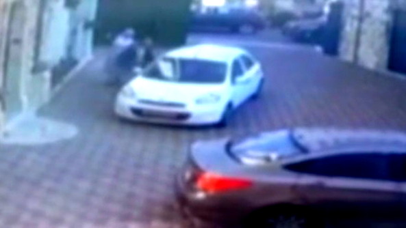 فيديو- اتهام رجل (45 عامًا) من شرقي القدس بتهديد زوجته ومحاولة دهسها قرب روضة ابنهما أمام المارة