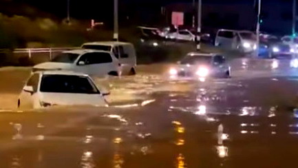 فرق الطوارئ التابعة لبلدية الناصرة وبمشاركة رئيس البلدية يعملون على حل مشكلة الشارع الالتفافي اثر الفيضان