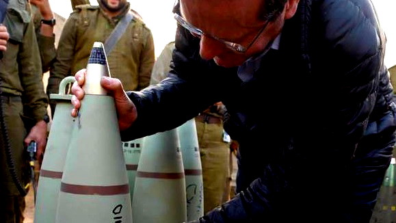  الرئيس الإسرائيلي يكتب رسالة على صاروخ سيطلق على غزة