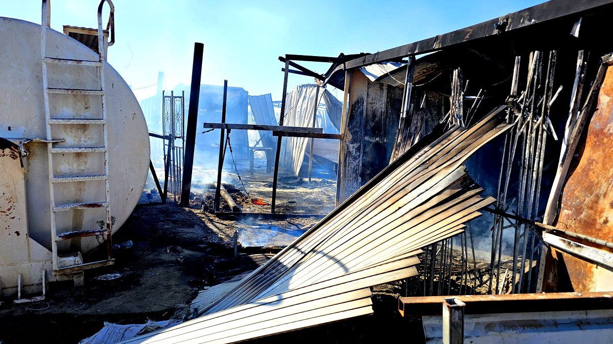 فيديو- النقب: مجهولون يسرقون معدات وأدوات عمل من عزبة أبو عنزة ويضرمون النار فيها