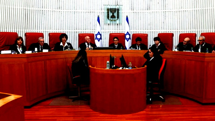 سابقة في البلاد| العليا تقرر بالإجماع: الأزواج المثليين مؤهلون لتبني الأطفال 