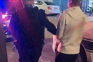 القدس: اعتقال فتى (14 عامًا) بشبهة التسبب بأضرار بعدّد من المركبات في أحد الأحياء الشمالية للمدينة