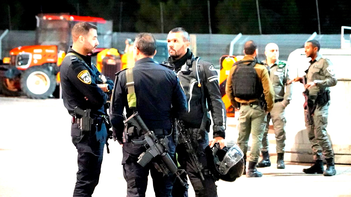 اعتقال قريب عائلة منفذ عملية الطعن على حاجز مزموريا قرب القدس التي أسفرت عن إصابتين