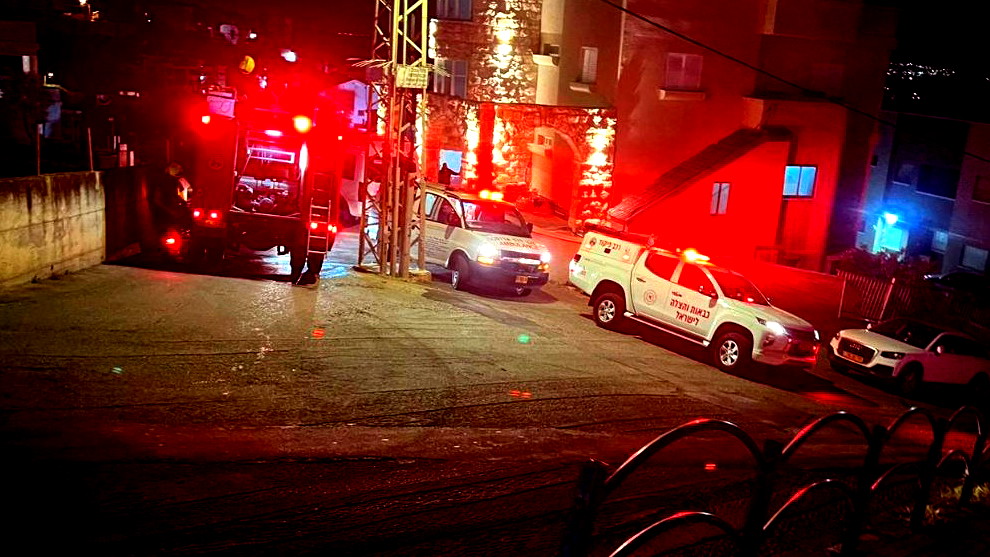 مجهولون يضرمون النيران في القاعة الرياضية بقرية عيلوط.. صور