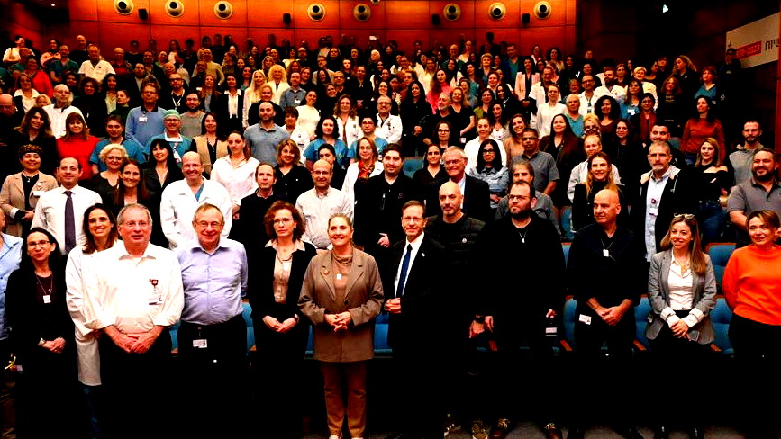 رئيس الدولة يتسحاق هرتسوغ يزور جامعة حيفا ومستشفى رمبام ويلتقي بطلاب عرب ويهود: المجتمع العربي يتصرف بمسؤولية 