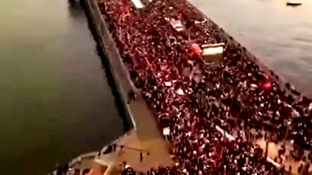 احتجاجًا على ما يحصل في غزّة| تظاهرة جماهيرة حاشدة تجوب شوارع اسطنبول للمطالبة بوقف الحرب على القطاع