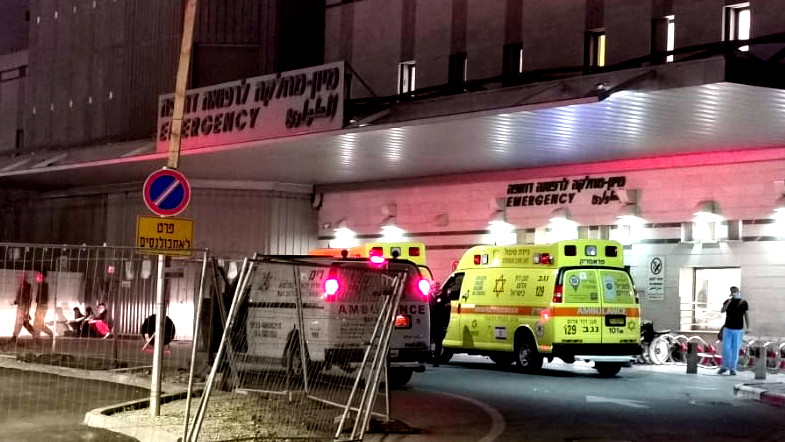 مستشفى "سوروكا" بئر السبع: استقبلنا 26 جنديًا مصابًا جراء القتال في غزة، حالة 2 خطيرة