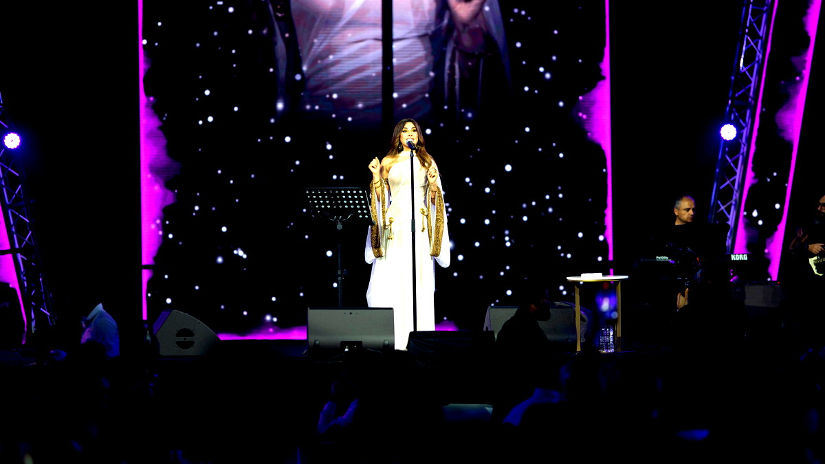 بإطلالة ساحرة خطفت الأنظار- اللبنانية نجوى كرم تحتفل باستقبال العام الجديد في دبي