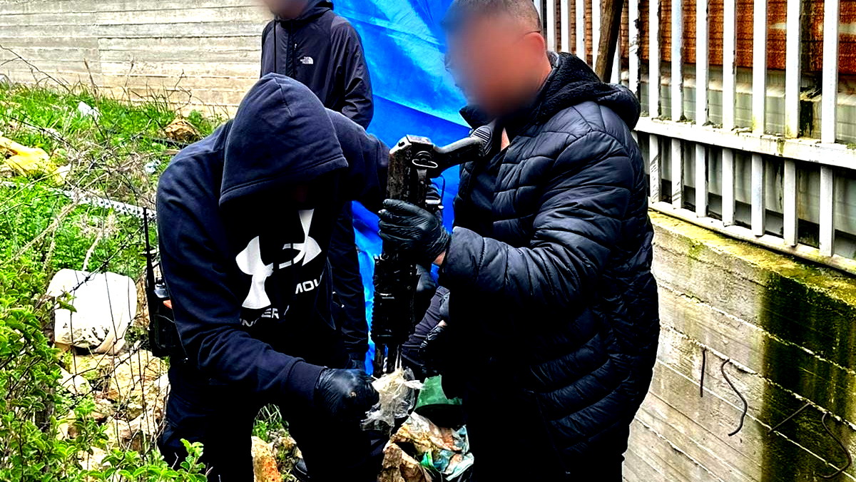 السجن لشاب (19 عامًا) من دالية الكرمل بشبهة حيازة سلاح من طراز كلاشينكوف