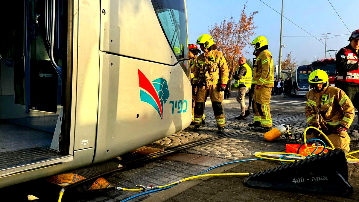 فيديو| تخليص شاب كان عالقًا تحت القطار الخفيف بمدينة القدس