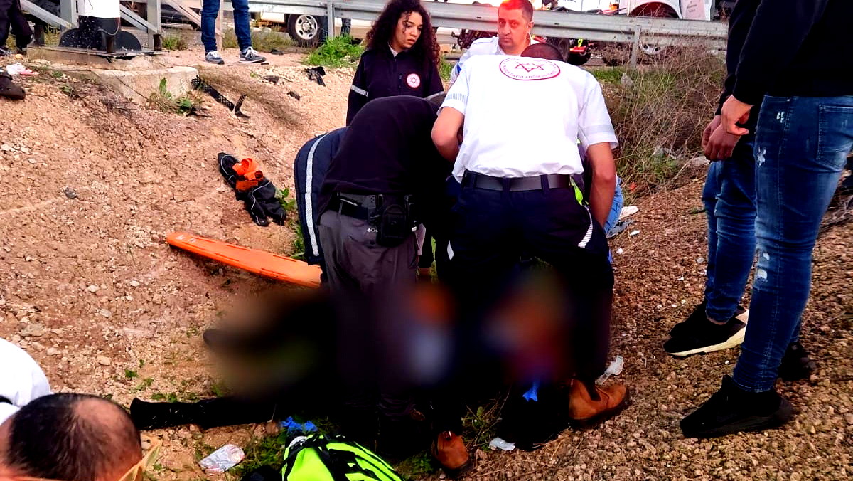 إصابة سائق دراجة (20 عامًا) بحادث ذاتي قرب شبلي أم الغنم - حالته متوسطة