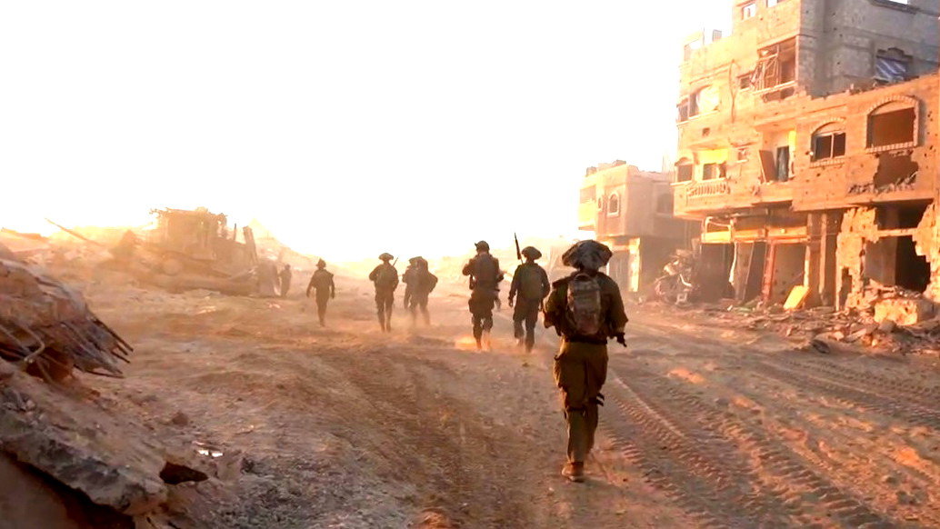 إسرائيل تنتقل إلى المرحلة الثالثة في الحرب بغزة وحماس ما زالت تملك قدرة إطلاق الصواريخ 