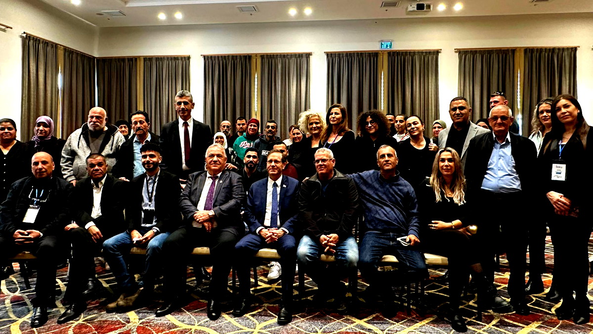 هرتسوغ يلتقي العائلات اللاجئة من عرب العرامشة في فنادق الناصرة