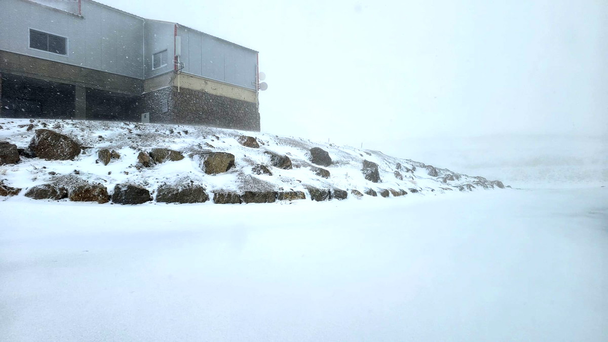 صور وفيديو| جبل الشيخ يتزيّن بحلته البيضاء... الإدارة: إغلاق المنتجع أمام الزوار بسبب الأوضاع الأمنية