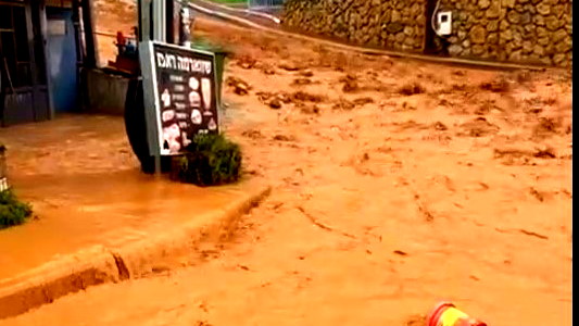 فيديو- الامطار تتسبب بفيضانات وسيول في بلدات الشمال والجولان