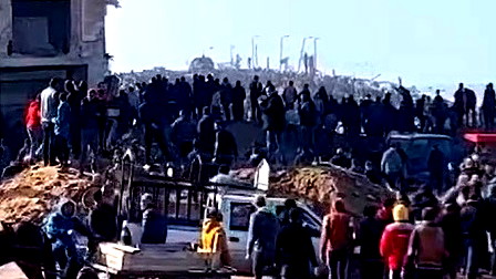 يصارعون الحياة| فيديو تقشعر له الأبدان.. غزيون ينتظرون شاحنة مساعداتٍ تحمل الطحين 