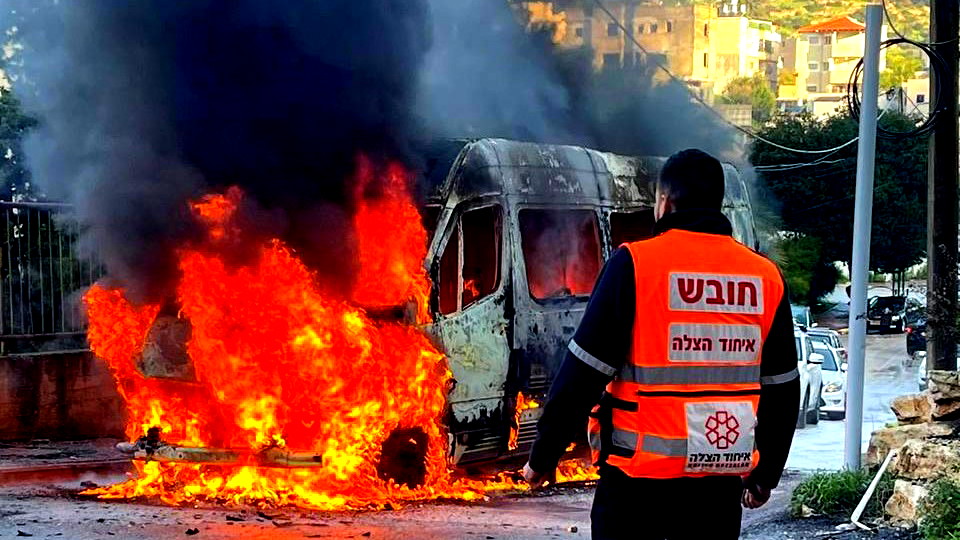 بلطف من الله لم تقع مُصيبة| يافة الناصرة: اندلاع النيران داخل حافلة تَقِلُ العديد من السكان!- إصابات طفيفة في المكان