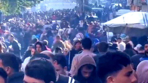 شاهدوا - الالاف من سكان رفح وخانيونس يعودون الى دير البلح بعد خروج قوات الجيش 