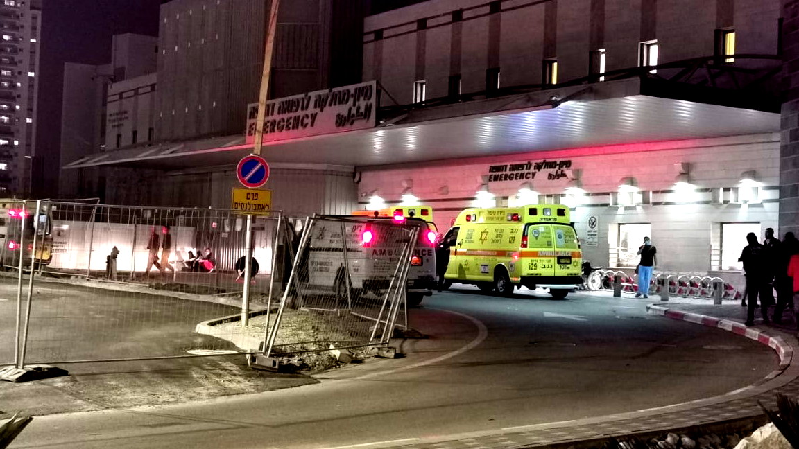 مستشفى سوروكا بئرالسبع يستقبل 17 جنديا مصابًا جراء المعارك في غزة