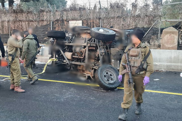 القدس: مصرع شاب في العشرينيات من عمره وإصابة أربعة آخرين إثر حادث طرق مروّع وقع على شارع 60