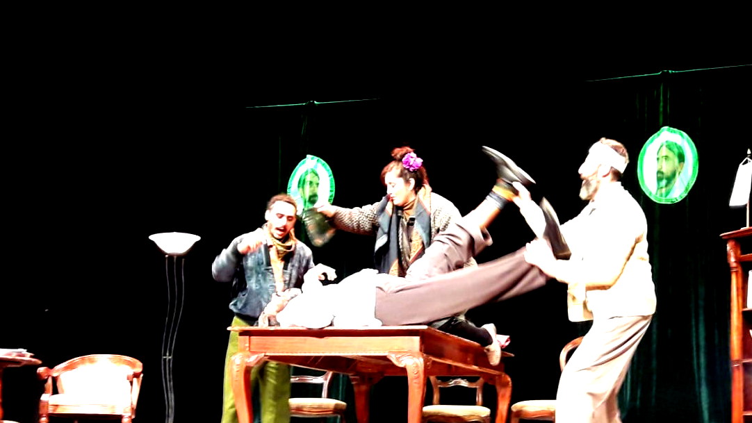 الناصرة: مركز محمود درويش الثقافي في عرض تجريبي لمسرحيته الجديدة "فطور عند الرئيس"