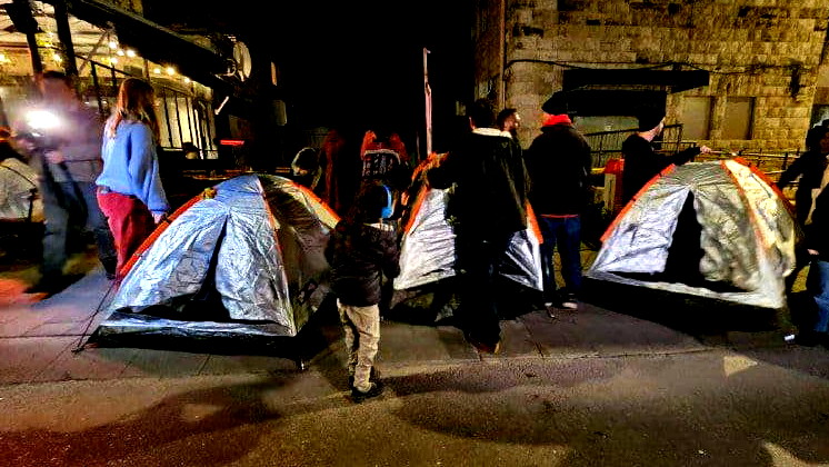 عائلات الأسرى تُصعد حراكها| إغلاق مدخل وزارة الأمن في تل أبيب ونصب خيم الاعتصام  أمام مقر نتنياهو في القدس