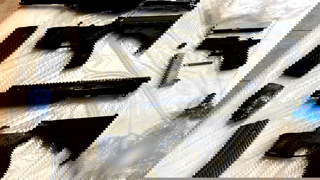 ضبط عشرات الاسلحة خلال حملة تفتيش في الناصرة ودير حنا واعتقال مشتبهين