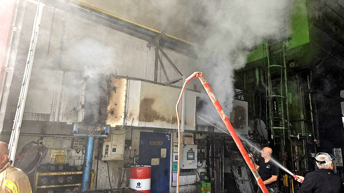 حيفا: اندلاع حريق داخل أحد المصانع في المدينة يخلّف أضرارًا جسيمة- لم يبلغ عن إصابات