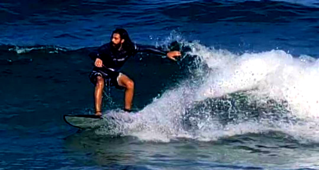راكب الأمواج نور الدين عبّاس من كفركنّا: يخاف الإنسان من المواجهة لكن مع الإصرار يحقّق أحلامه